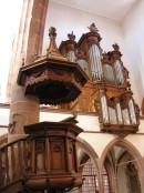 Vue intérieure de la Peterskirche (la chaire, l'orgue). Cliché personnel (juillet 2008)