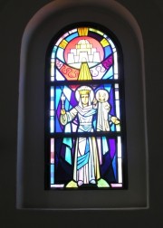 Autre vitrail vers les fonts baptismaux. Cliché personnel