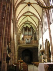 Vue perspective de la nef depuis le choeur. Au fond: les orgues. Cliché personnel