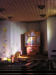 Une dernière vue de la nef et de l'orgue. Eclairage dû aux vitraux. Cliché personnel