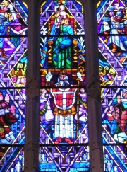 Détail du vitrail de la Consécration de la cathédrale par C. Clément. Cliché personnel