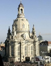 La Frauenkirche de Dresde reconstruite, le jour de l'inauguration. Crédit: //frauenkirche-silbermann.de/