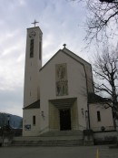 Vue extérieure de l'église catholique, Tavannes. Cliché personnel (mars 2009)