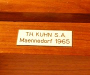 La plaque de signature de l'orgue Kuhn. Cliché personnel