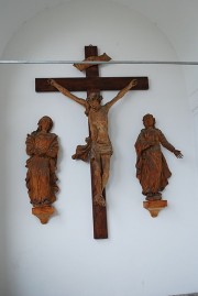Une crucifixion à l'entrée gauche de l'église. Cliché personnel