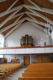 Vue de la nef moderne en direction de l'orgue. Cliché personnel