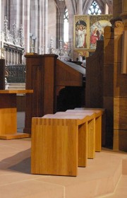 Vue de la console (fermée) à l'entrée du choeur: elle pilote l'ensemble des orgues. Cliché personnel