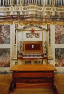 Vue de la console de cet orgue. Crédit: Die Papst-Benedikt-Orgel in der Stiftskirche Unserer Lieben Frau zur Alten Kapelle Regensburg, Schnell & Steiner Verlag, 2007.
