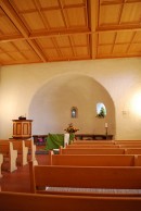 Vue de la nef et du choeur roman de l'église. Cliché personnel