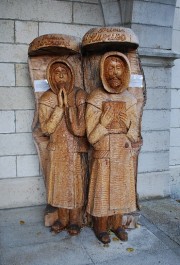 Les statues de deux prieurs de St-George: Bertrand et Hugues (13ème s.). Cliché personnel