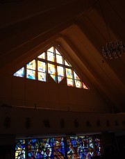 Vue intérieure: vitraux de Yoki face au choeur. Cliché personnel