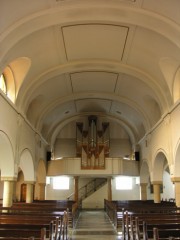 Vue perspective de la nef de Glovelier avec l'orgue au fond. Cliché personnel