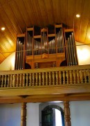 Vue de l'orgue neuf (2011) du temple de Chézard-St-Martin. Cliché personnel