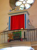 Orgue italien Agati de la Collégiale de Aups. Cliché personnel (sept. 2011). Au repos, un rideau rouge protège les tuyaux.
