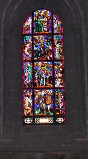 Un vitrail sous la rose sud de la cathédrale de Lausanne. Cliché personnel