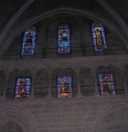 L'ensemble des 6 vitraux du transept Nord: des couleurs mystérieuses et belles. Cliché personnel