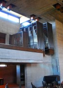 Vue de l'orgue Metzler/Hauser de l'église réformée de Reinach. Cliché personnel (mars 2012)