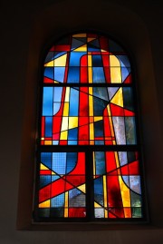 Un vitrail dans le choeur (Glasmalerei, H. Joach. Albert, Basel). Cliché personnel