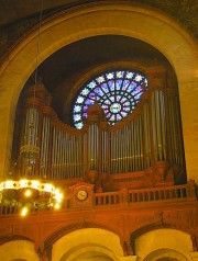 Vue du grand orgue avec la rose derrière. Cliché personnel