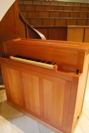 Le petit orgue de choeur de 3 jeux (Metzler), sous la chaire. Cliché personnel