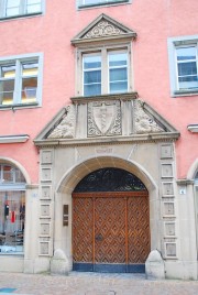 Porte d'un édifice ancien en vieille ville. Cliché personnel