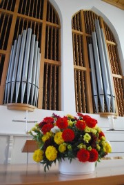 Autre vue, fleurie, de l'orgue. Cliché personnel