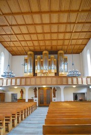 Vue de la nef avec l'orgue Mathis. Cliché personnel
