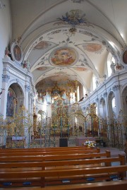 Vue générale de la nef avec le grand orgue au fond, dans le choeur. Cliché personnel