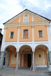 Vue du porche de l'église de Brione. Cliché personnel privé (mai 2014)