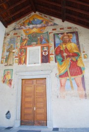 Les fresques du porche principal, datant probablement du 16ème s. Cliché personnel
