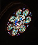 Une rosace (vitrail) de l'église. Cliché personnel