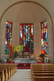 Vue du choeur de l'église avec les vitraux de P. Monnier. Cliché personnel
