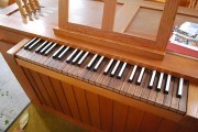 Petit orgue de choeur avec 4 jeux. Cliché personnel