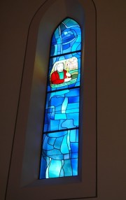 Un vitrail de la nef par W. Hartung. Cliché personnel