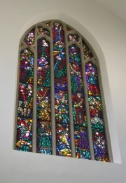 Vue du grand vitrail dans le choeur de l'église catholique de Tramelan. Cliché personnel