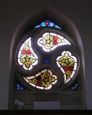 Un vitrail de cette église placé en tympan d'une porte latérale. Cliché personnel