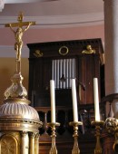 L'orgue de Morbier, placé dans le déambulatoire surélevé, vers le choeur. Cliché personnel (2007)