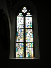 Autre exemple d'un des vitraux de la nef par R. Guignard. Cliché personnel