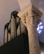Un chapiteau roman et l'orgue. Cliché personnel