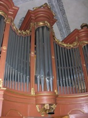 Vue de la façade du grand buffet de l'orgue en tribune. Cliché personnel
