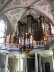 L'orgue en situation sur sa tribune, vu depuis la nef. Cliché personnel