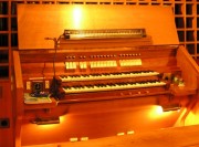 Les claviers et la console de l'orgue. Cliché personnel