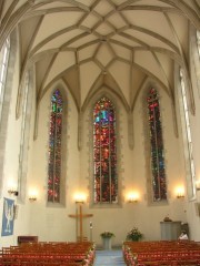 Vue de la nef gothique en direction des vitraux de Giacometti. Cliché personnel