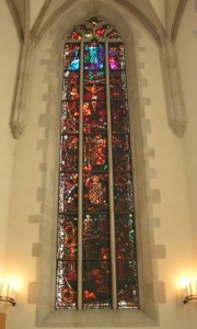 Le grand vitrail axial (centre de l'abside) par Augusto Giacometti. Cliché personnel