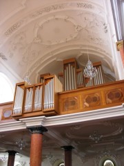 L'orgue en contre-plongée et de trois-quarts. Cliché personnel