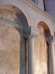 Vue des arcatures romanes dans le choeur, avec traces de peintures murales. Cliché personnel