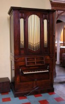 Orgue de chambre restaur� par le facteur Goetze & Gwynn. Cet orgue est � St James. Cr�dit: www.goetzegwynn.co.uk/