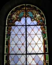 Un des vitraux à motif répétitif dans le Temple d'Yverdon. Cliché personnel