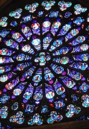 Une des grandes rosaces de la cath�drale de Paris. Cr�dit: www.galerie.roi-pr�sident.com/