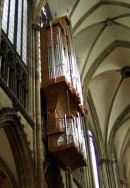 Orgue de la nef en nid d'hirondelles, cath�drale de Cologne. Cr�dit: //de.wikipedia.org/